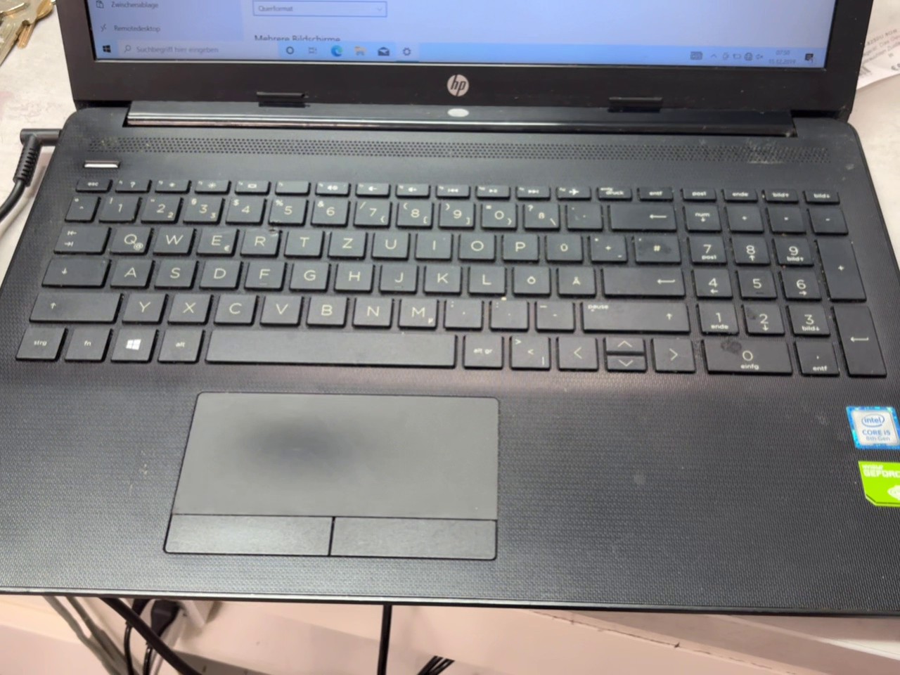 HP Pavilion 15 Notebook, Schwarz, Intel Core i5-8250U, 8GB RAM 256GB SSD , inkl. Tasche & Ladegerät, Gehäuse & Displaydeckel beschädigt | Zustand: In Ordnung – Bild 3