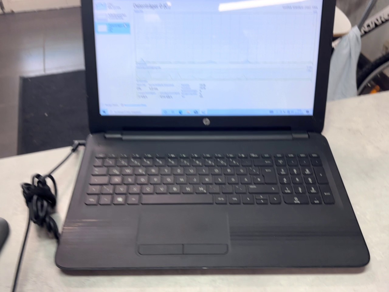 HP 15-ba585ng AMD A8-7410 Schwarz, 15,6 Zoll Display, 8GB RAM, 256GB SSD, AMD A8-7410 Prozessor, Farbe: Schwarz | Zustand: In Ordnung – Bild 2
