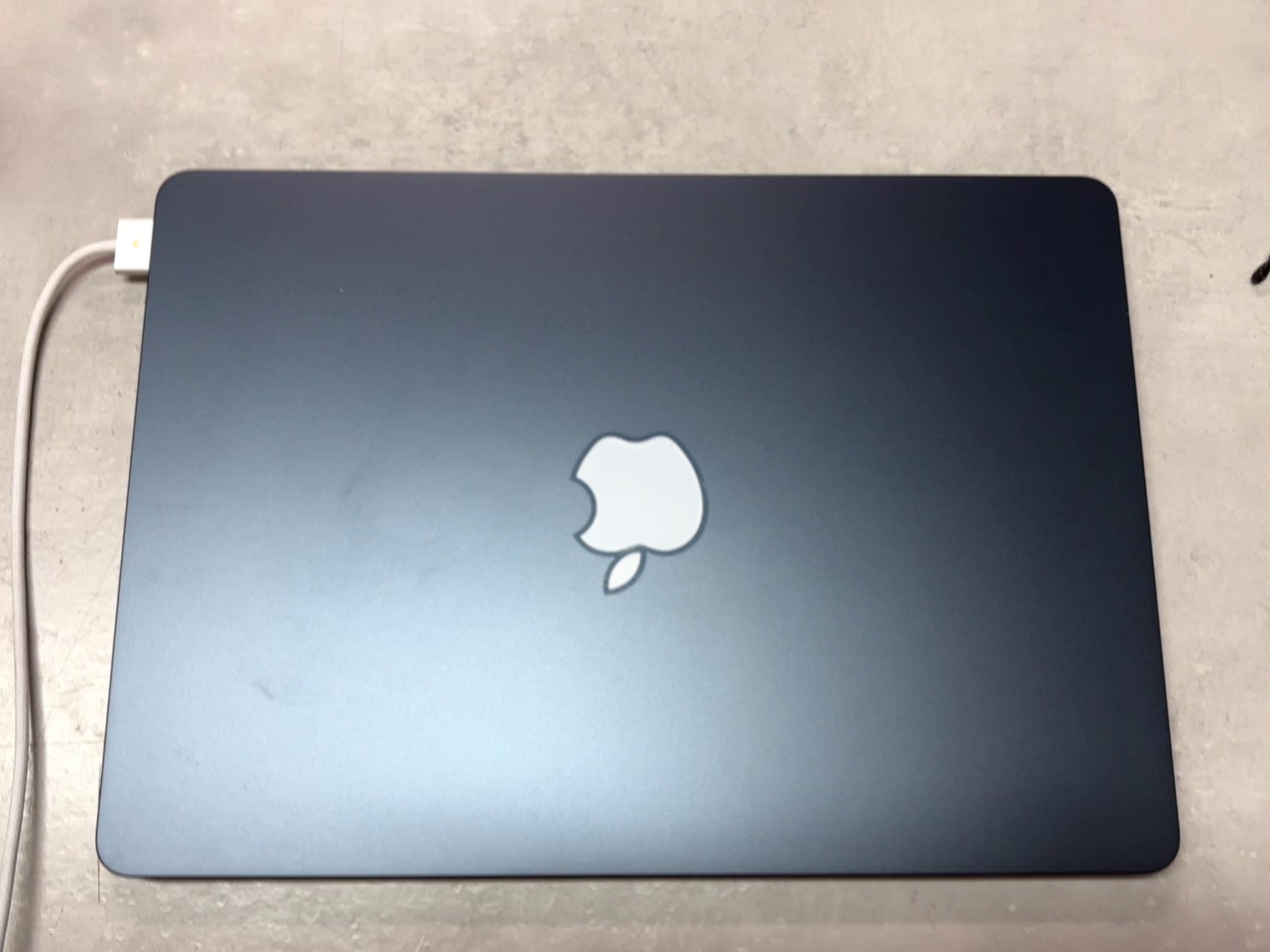 Apple MacBook Air 13 M4 2025 Mitternacht, 16GB RAM, 256GB SSD, 55 Ladezyklen, Garantie bis 19.06.2026, inkl. 30W Netzteil & Ladekabel | Zustand: Sehr Gut – Bild 2