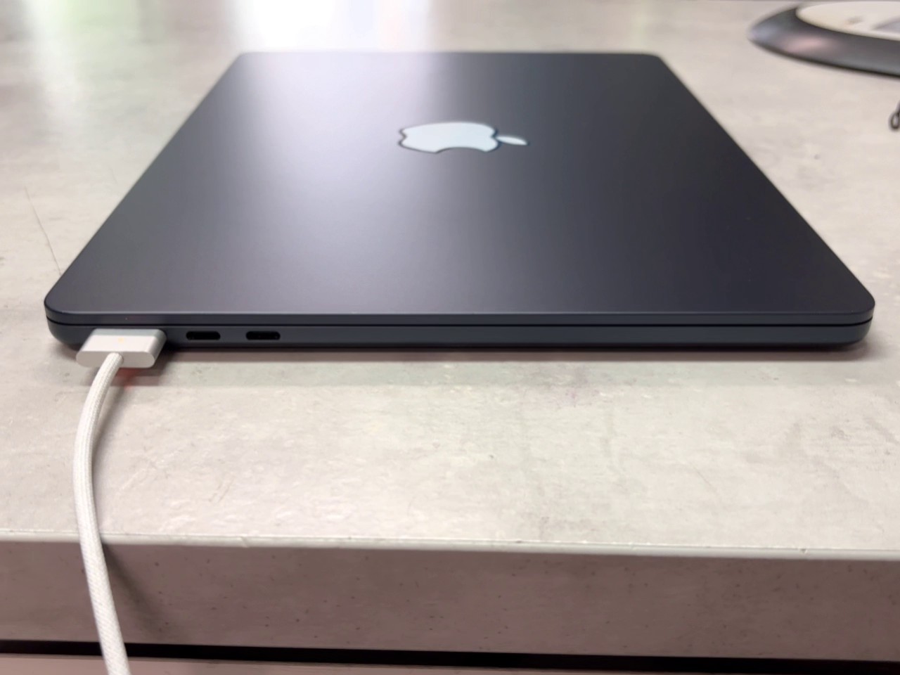Apple MacBook Air 13 M4 2025 Mitternacht, 16GB RAM, 256GB SSD, 55 Ladezyklen, Garantie bis 19.06.2026, inkl. 30W Netzteil & Ladekabel | Zustand: Sehr Gut – Bild 3