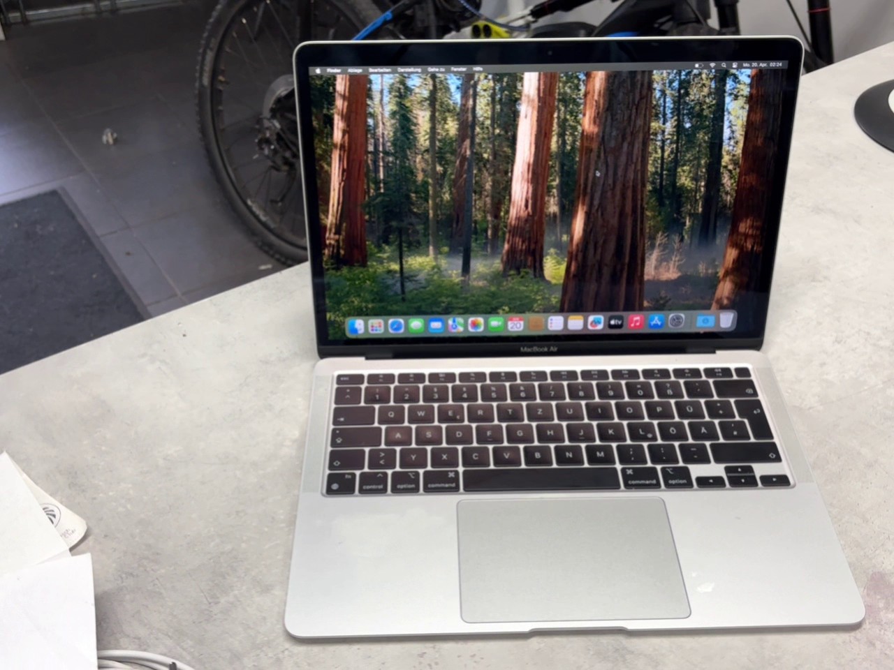 Apple MacBook Air M1 2020 Space Grau, 13,3 Zoll Retina Display, M1 Chip, 8 GB RAM, 256 GB SSD, inkl. Rechnung von 02 .05.2023 | Zyklen:43 | Zustand: Sehr Gut – Bild 2