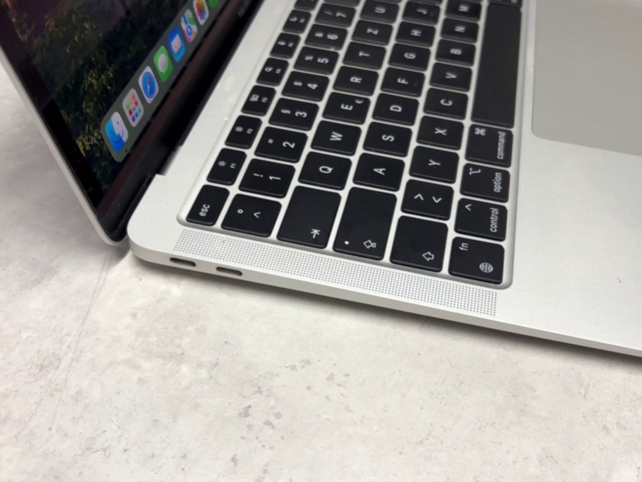 Apple MacBook Air M1 2020 Space Grau, 13,3 Zoll Retina Display, M1 Chip, 8 GB RAM, 256 GB SSD, inkl. Rechnung von 02 .05.2023 | Zyklen:43 | Zustand: Sehr Gut – Bild 3