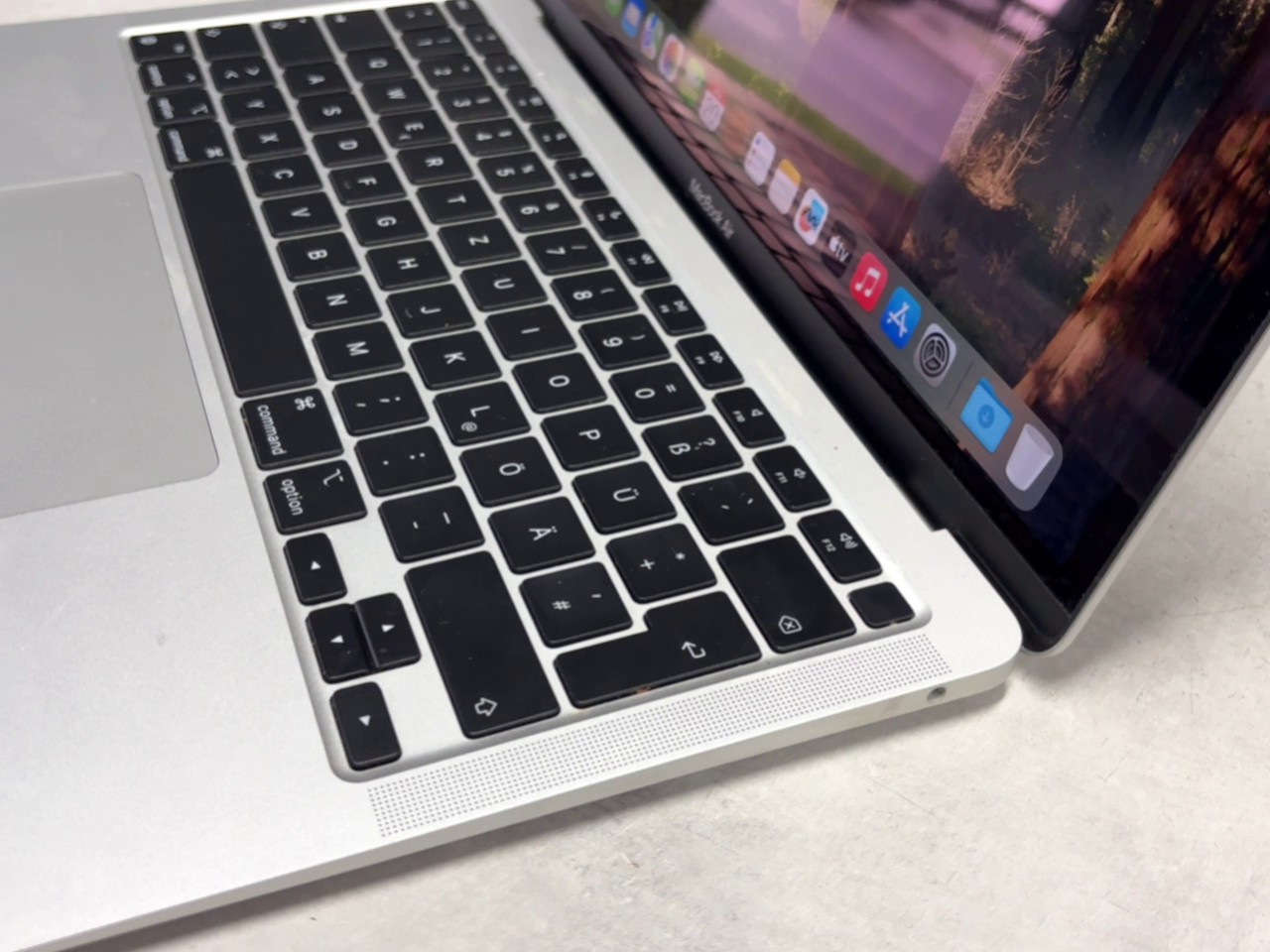 Apple MacBook Air M1 2020 Space Grau, 13,3 Zoll Retina Display, M1 Chip, 8 GB RAM, 256 GB SSD, inkl. Rechnung von 02 .05.2023 | Zyklen:43 | Zustand: Sehr Gut – Bild 4