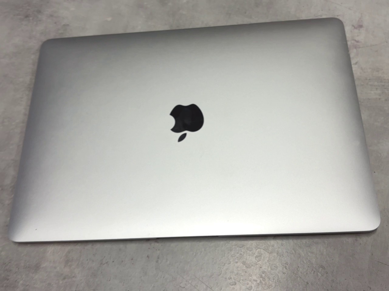 Apple MacBook Air M1 2020 Space Grau, 13,3 Zoll Retina Display, M1 Chip, 8 GB RAM, 256 GB SSD, inkl. Rechnung von 02 .05.2023 | Zyklen:43 | Zustand: Sehr Gut – Bild 5