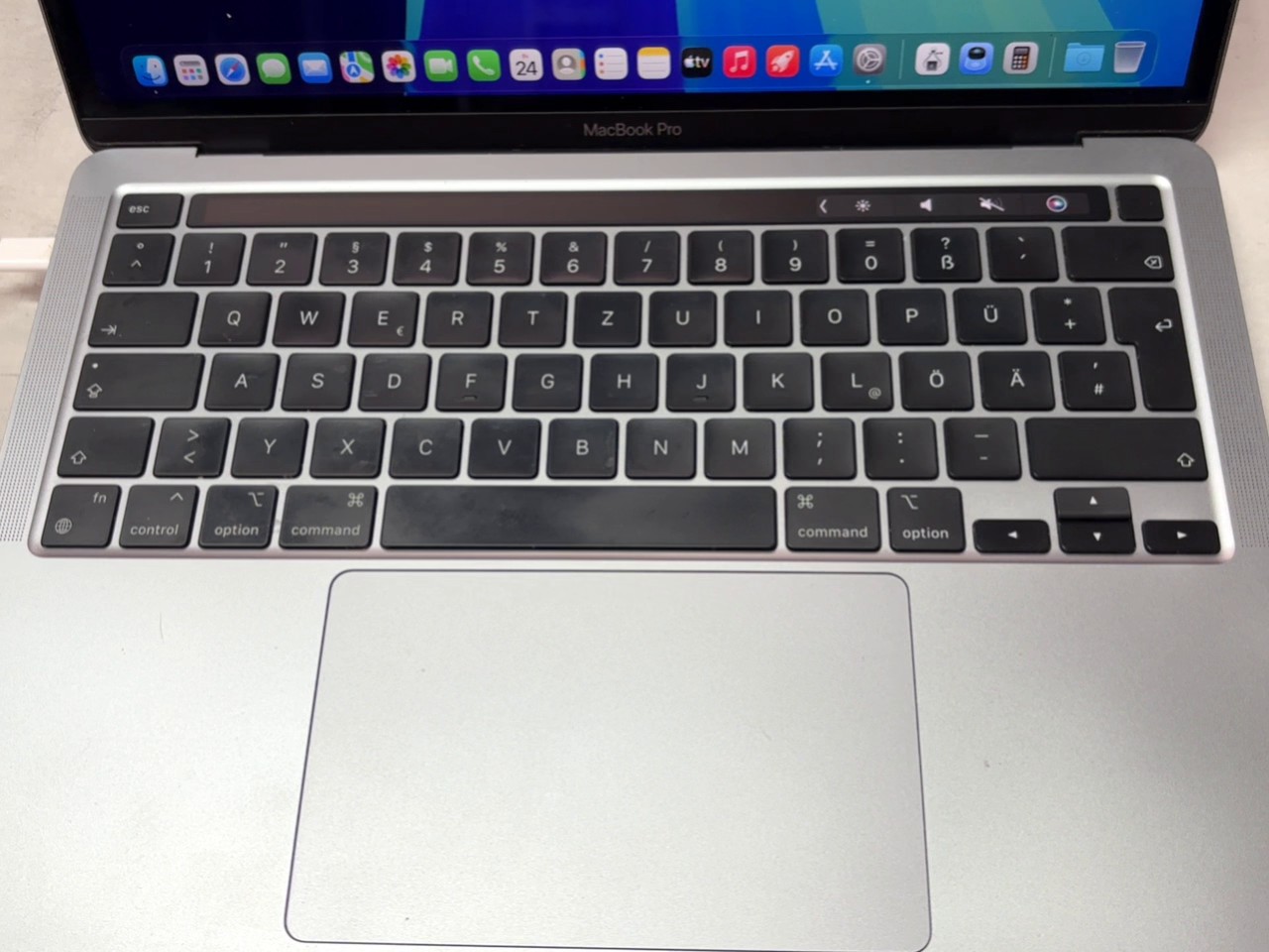 Apple MacBook Pro 13" M2 2022 Space Grau, :Apple MacBook Pro 13" (M2, 2022)| apple m2 chip, 8 gb ram 256gb ssd 344 zyklen, 13,3" retina display (2560 x 1600),power taste etwa gebraucht || Zustand: Gebraucht – Bild 2