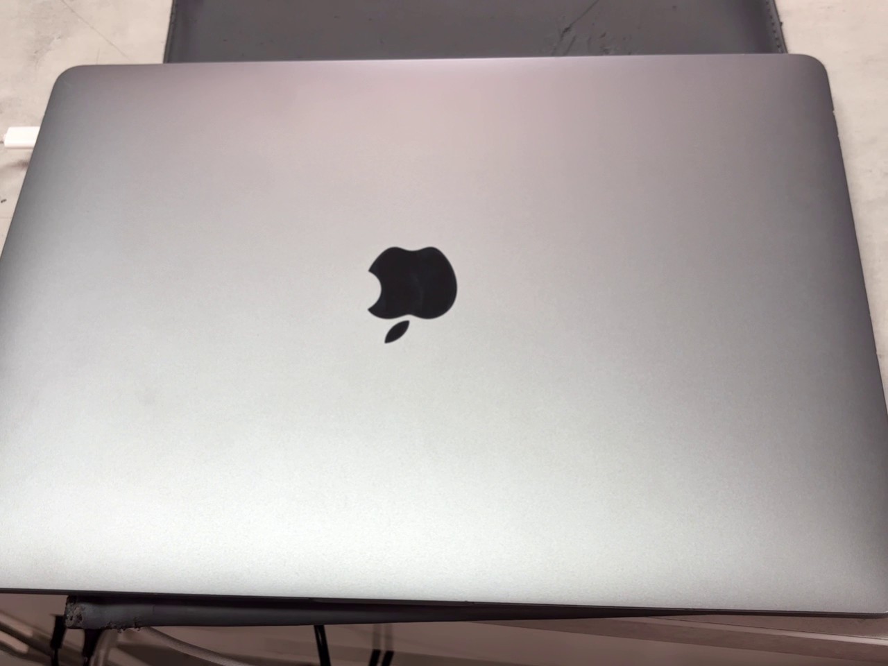 Apple MacBook Pro 13" M2 2022 Space Grau, :Apple MacBook Pro 13" (M2, 2022)| apple m2 chip, 8 gb ram 256gb ssd 344 zyklen, 13,3" retina display (2560 x 1600),power taste etwa gebraucht || Zustand: Gebraucht – Bild 3
