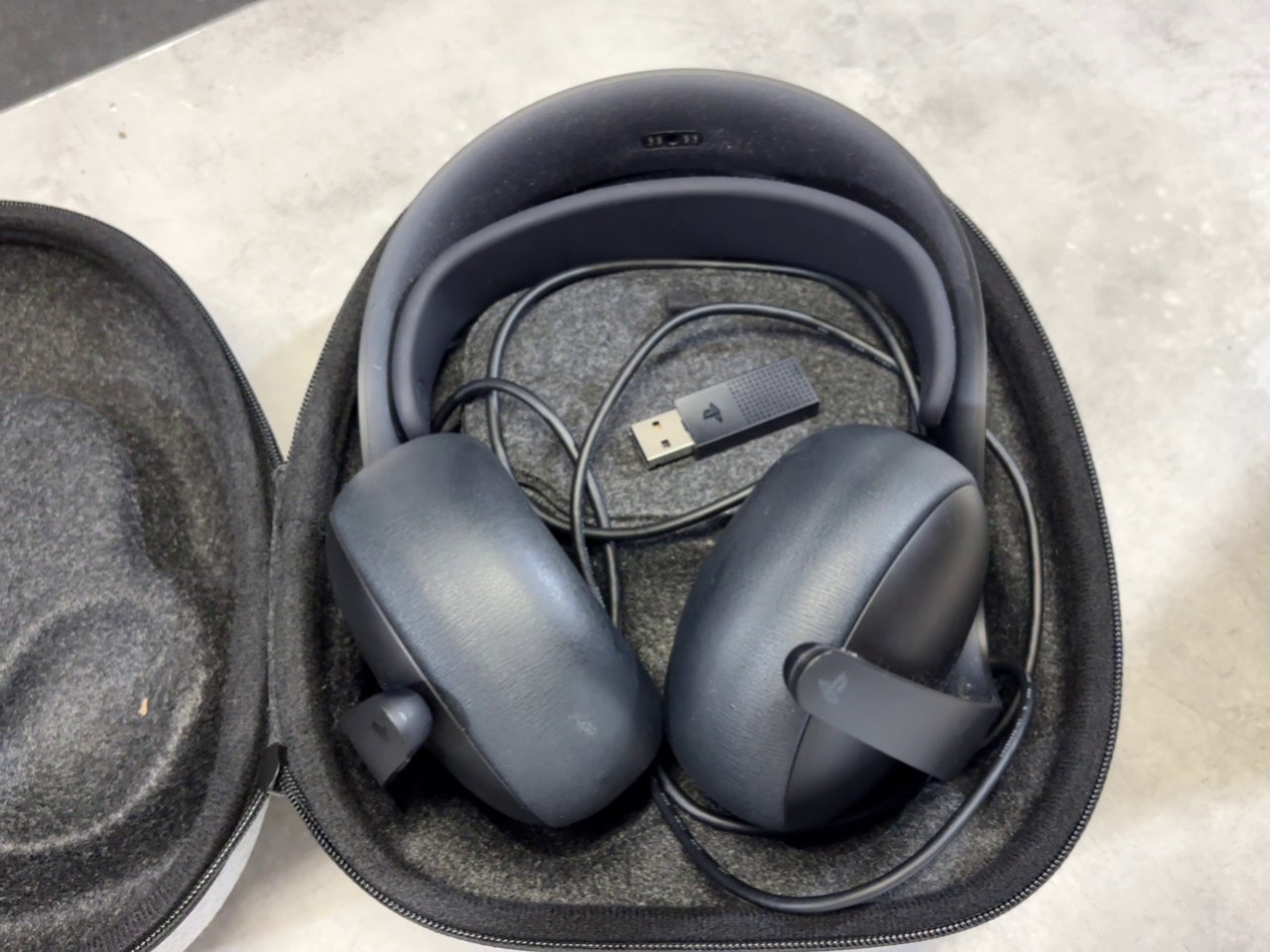 Sony Pulse Elite Wireless Headset Schwarz, Gaming-Headset für PS5, PC & Mac mit PlayStation Link USB-Adapter und Transport-Case. | Zustand: Sehr Gut | Farbe: schwarz