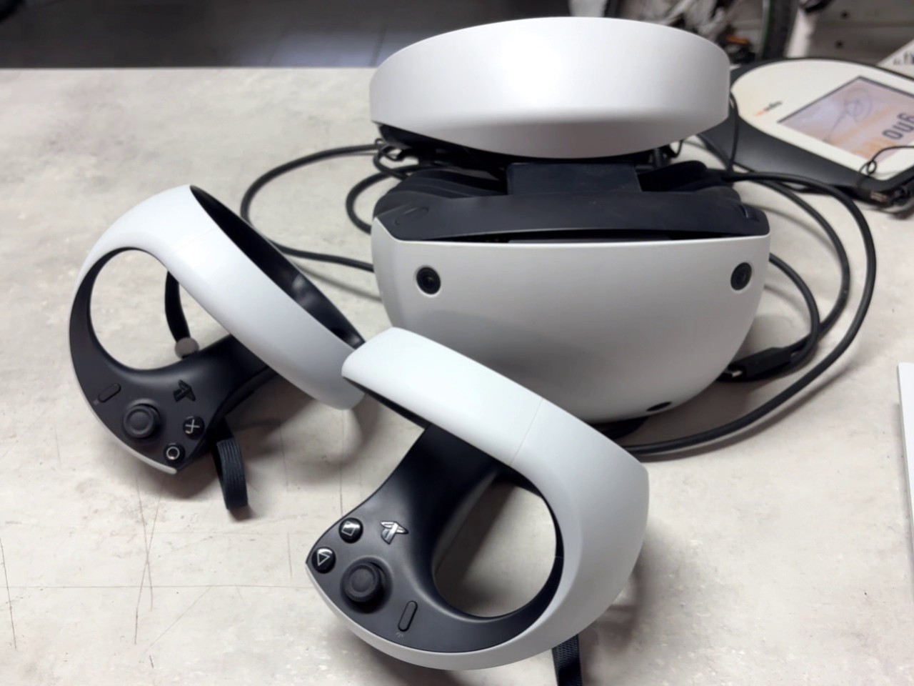 Sony PlayStation VR2, Virtual-Reality-Headset für PlayStation 5 mit zwei Sense-Controllern, 4K-HDR-OLED-Display. | Zustand: Sehr Gut – Bild 3
