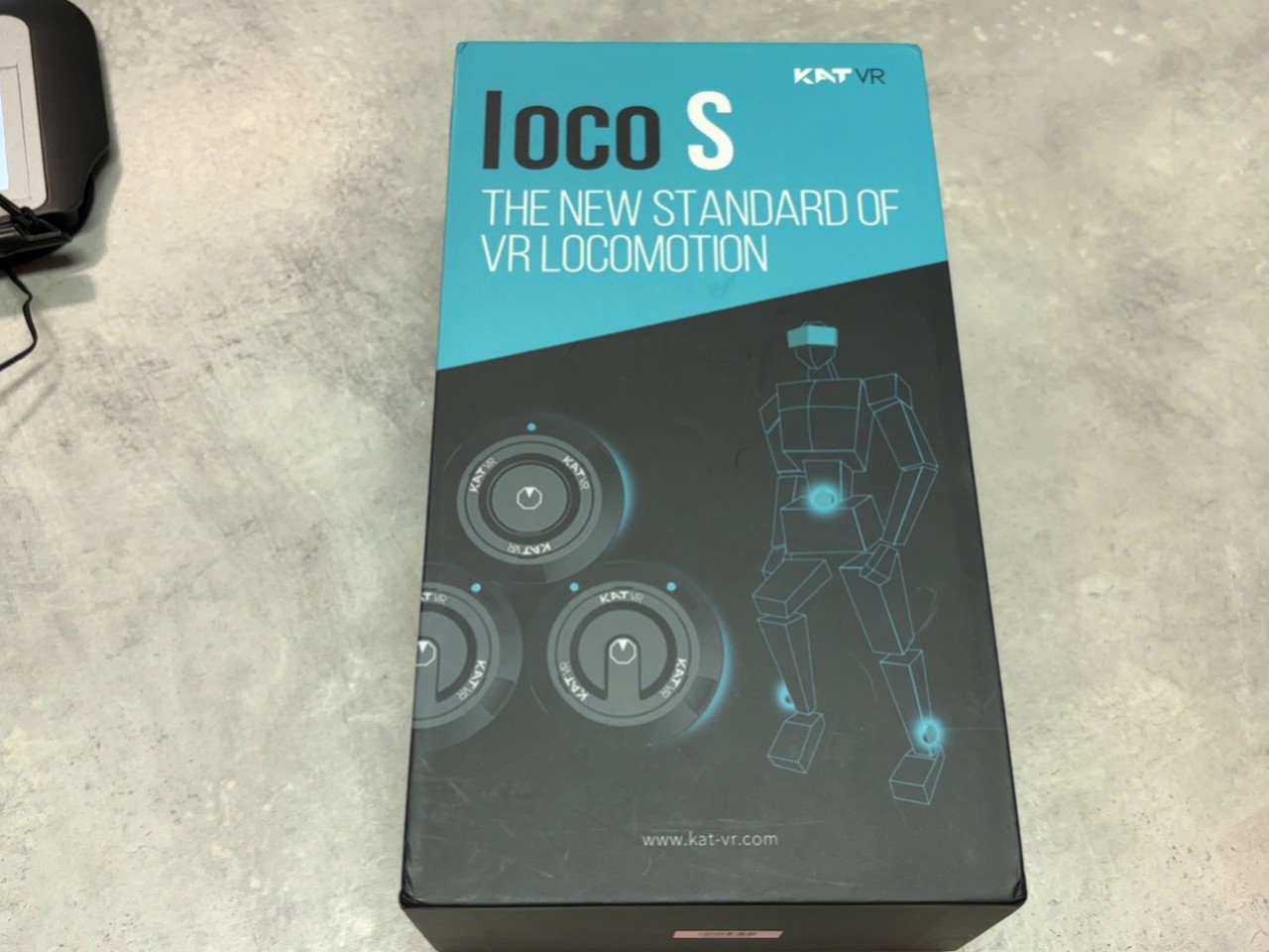 KAT VR Loco S, schwarz, Wireless VR-Locomotion-System für PC | SteamVR, ermöglicht natürliches Gehen auf der Stelle, OVP | Zustand: Sehr Gut