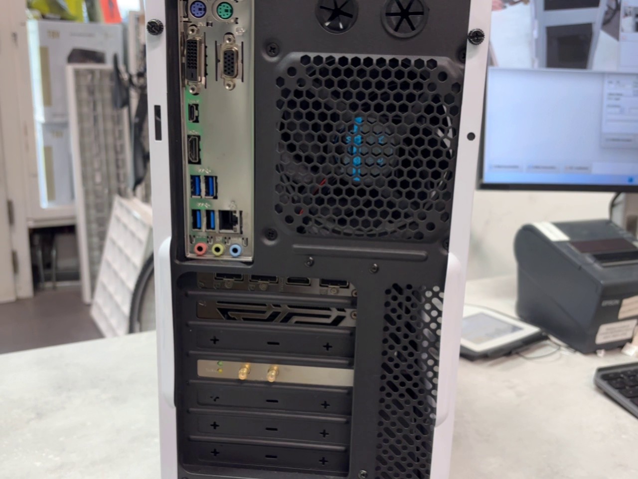 Gaming PC Intel Core i7-9700 GTX 1660 Super Weiß, Intel i7-9700, 16GB RAM, 480GB SSD, 1TB HDD, NVIDIA GTX 1660 Super 6GB, Windows 10 Pro, WLAN | Zustand: Gut – Bild 4