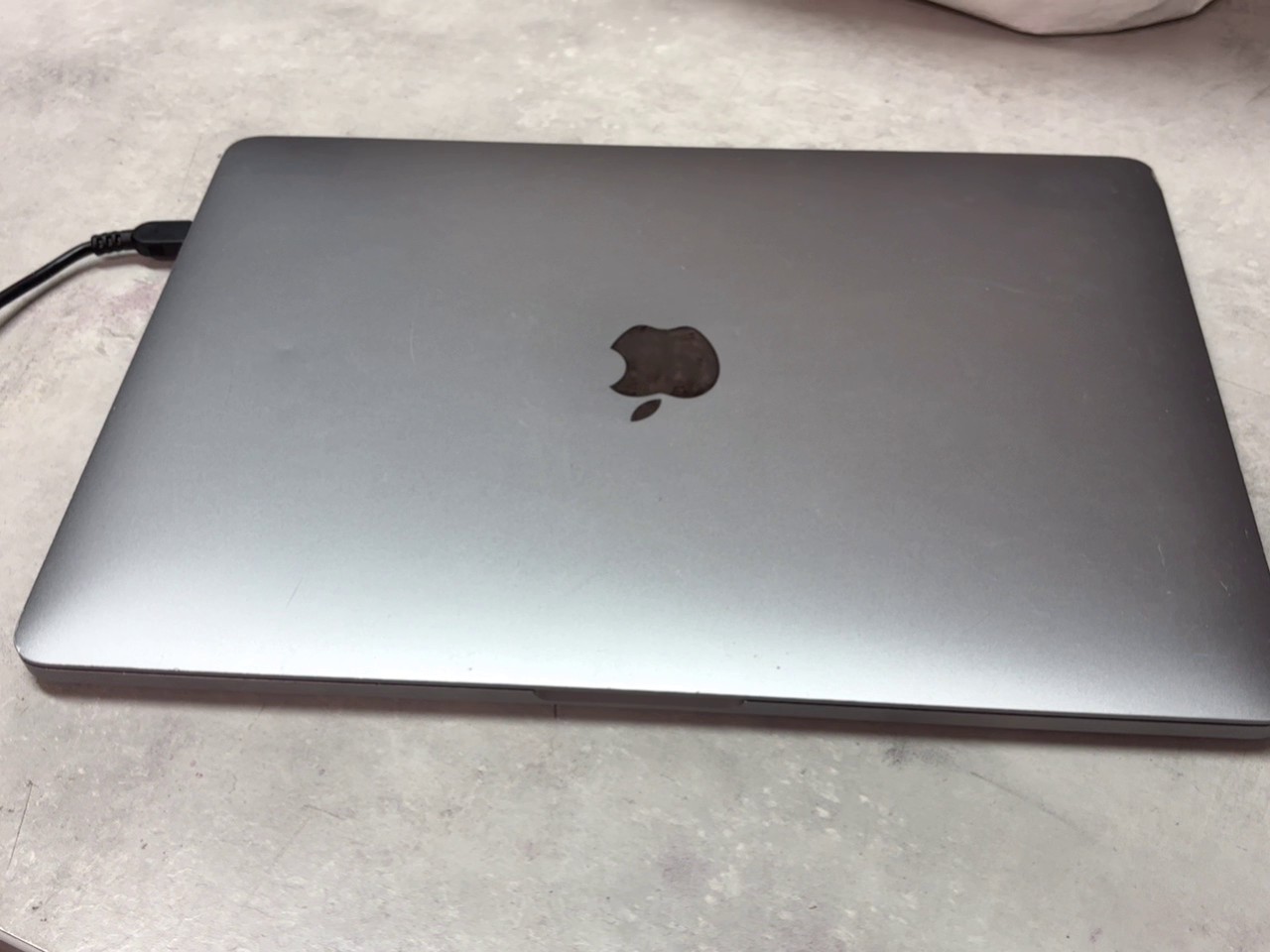 Apple MacBook Pro 13" 2019, 256GB SSD, 1,4 GHz Quad-Core Intel Core i5, 8GB RAM, Intel Iris Plus 645, 581 Ladezyklen, Zustand Gut | Zustand: Sehr Gut – Bild 2