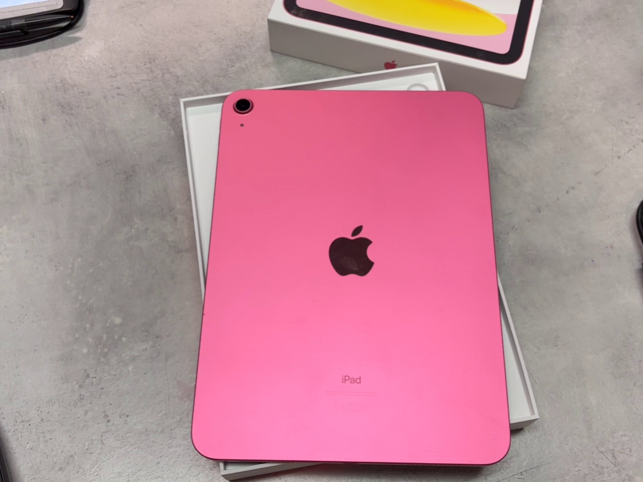 Apple iPad 10. Gen. 2022 64GB Pink, Wi-Fi Modell, 10,9 Zoll Display, Zustand: Display mit Kratzern | Zustand: Gut | Farbe: rosa