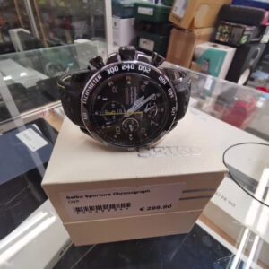 Seiko Sportura Chronograph SNAE67P1, Herrenuhr, Quarz-Chronograph mit Alarm, schwarzes Zifferblatt mit gelben Akzenten, Lederarmband, OVP. | Zustand: Sehr Gut