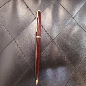 Parker Kugelschreiber braun marmoriert, Klassischer Parker Kugelschreiber in brauner Marmor-Optik mit goldfarbenen Applikationen. | Zustand: Gut