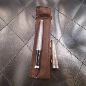 Parker 75 Ciselé Sterling Silber, Füllfederhalter, USA, 14k Goldfeder, klassisches Gittermuster, inklusive brauner Hülle | Zustand: Sehr Gut