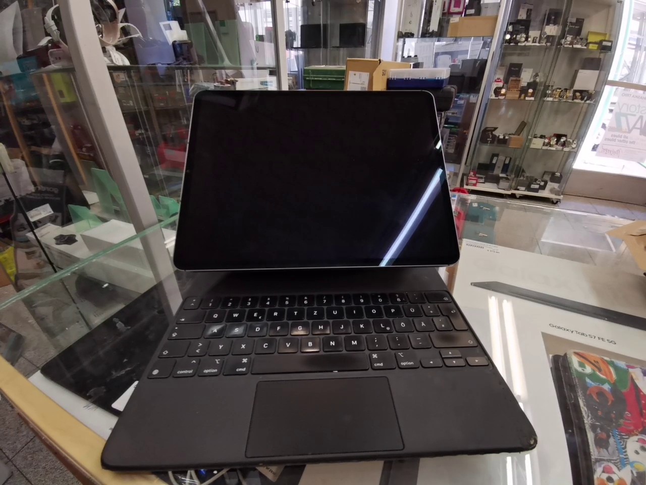 Apple iPad Pro 12,9 (5. Gen) 2021 Space Gray, 256 GB, M1 Chip, Liquid Retina XDR Display, inkl. Tastatur, Gehäuse mit deutlicher Macke am Rand | Zustand: In Ordnung – Bild 3