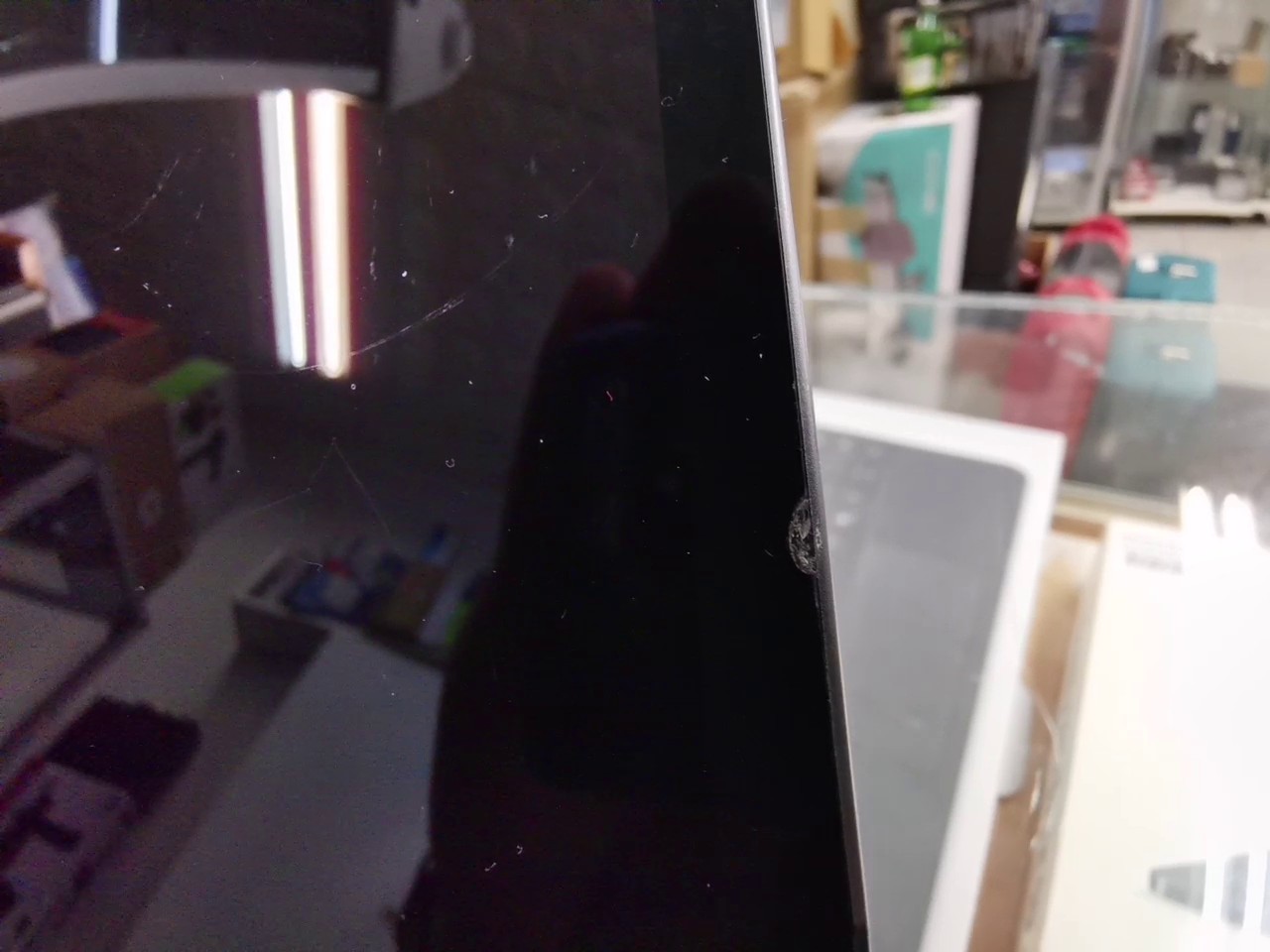 Apple iPad Pro 12,9 (5. Gen) 2021 Space Gray, 256 GB, M1 Chip, Liquid Retina XDR Display, inkl. Tastatur, Gehäuse mit deutlicher Macke am Rand | Zustand: In Ordnung – Bild 4
