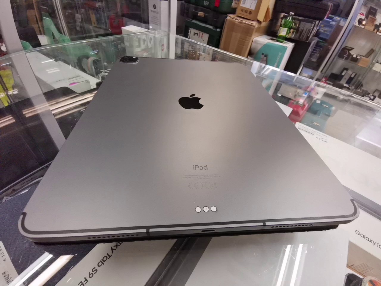 Apple iPad Pro 12,9 (5. Gen) 2021 Space Gray, 256 GB, M1 Chip, Liquid Retina XDR Display, inkl. Tastatur, Gehäuse mit deutlicher Macke am Rand | Zustand: In Ordnung – Bild 5