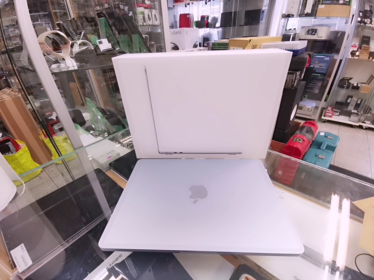 Apple MacBook Air 13" M4 2025 Sky Blue, 10-Core CPU, 16GB RAM, 256GB SSD, DE-Layout, 80 Ladezyklen, OVP, Garantie bis 17.09.2026 | Zustand: Gut – Bild 2