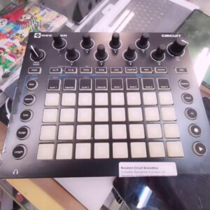 Novation Circuit Groovebox, Kompakte Standalone-Groovebox mit Sequencer, Synthesizer-Engines und integriertem Akku. | Zustand: Sehr Gut