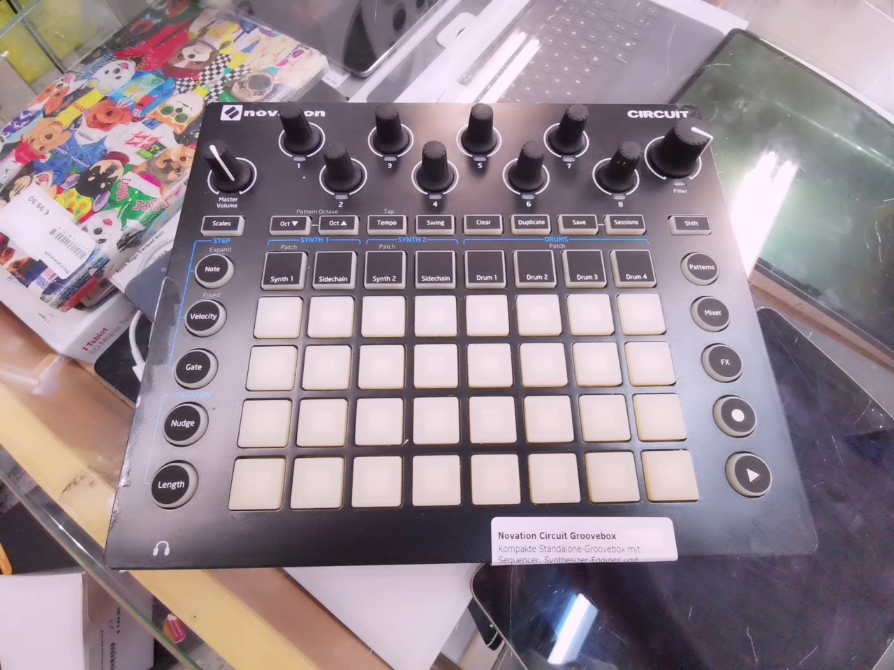 Novation Circuit Groovebox, Kompakte Standalone-Groovebox mit Sequencer, Synthesizer-Engines und integriertem Akku. | Zustand: Sehr Gut