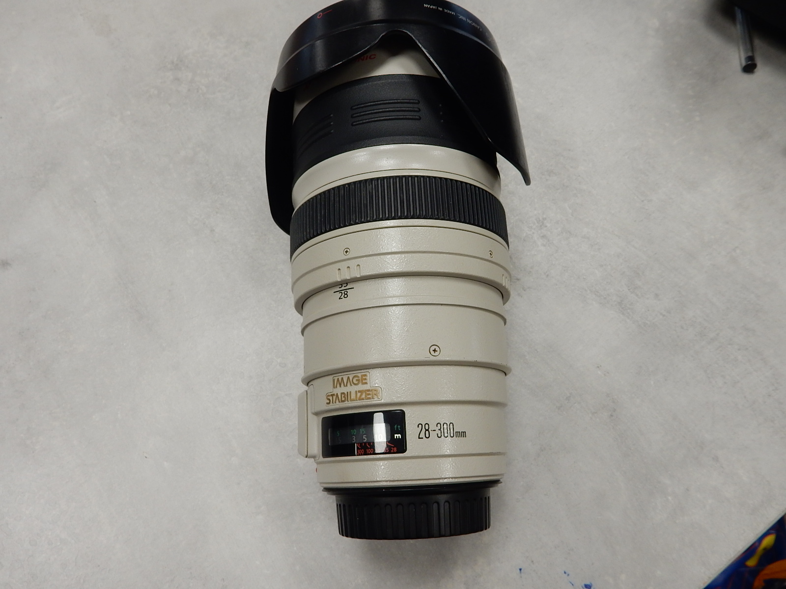 Canon EF 28-300mm f/3.5-5.6L IS USM, L-Serie Superzoom mit IS und USM, Push-Pull. Inkl. Geli & Deckel. Mit sichtbaren internen Staubeinschlüssen | Flecken. | Zustand: Sehr Gut – Bild 3