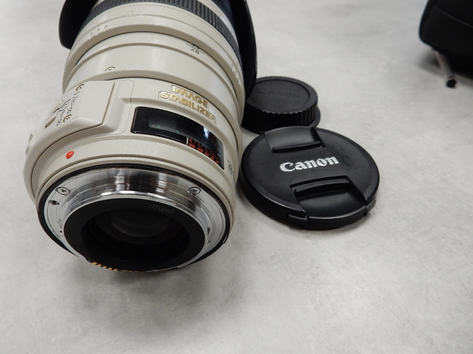 Canon EF 28-300mm f/3.5-5.6L IS USM, L-Serie Superzoom mit IS und USM, Push-Pull. Inkl. Geli & Deckel. Mit sichtbaren internen Staubeinschlüssen | Flecken. | Zustand: Sehr Gut – Bild 4