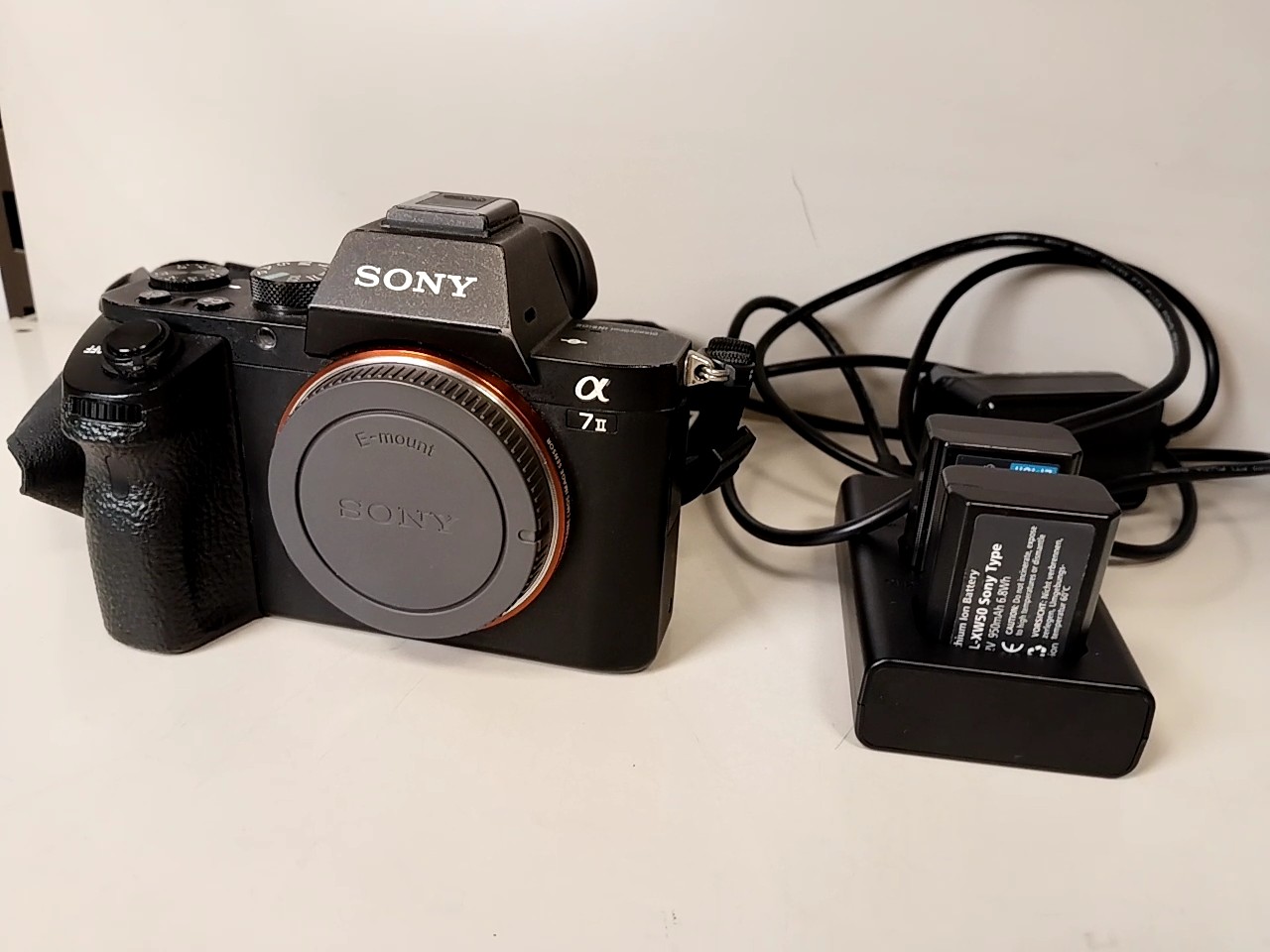 Sony Alpha 7 II, Schwarz, Body, Spiegellose Vollformatkamera, inkl. 3 Akkus und Ladegerät, 40600 Auslösungen | Zustand: Sehr Gut