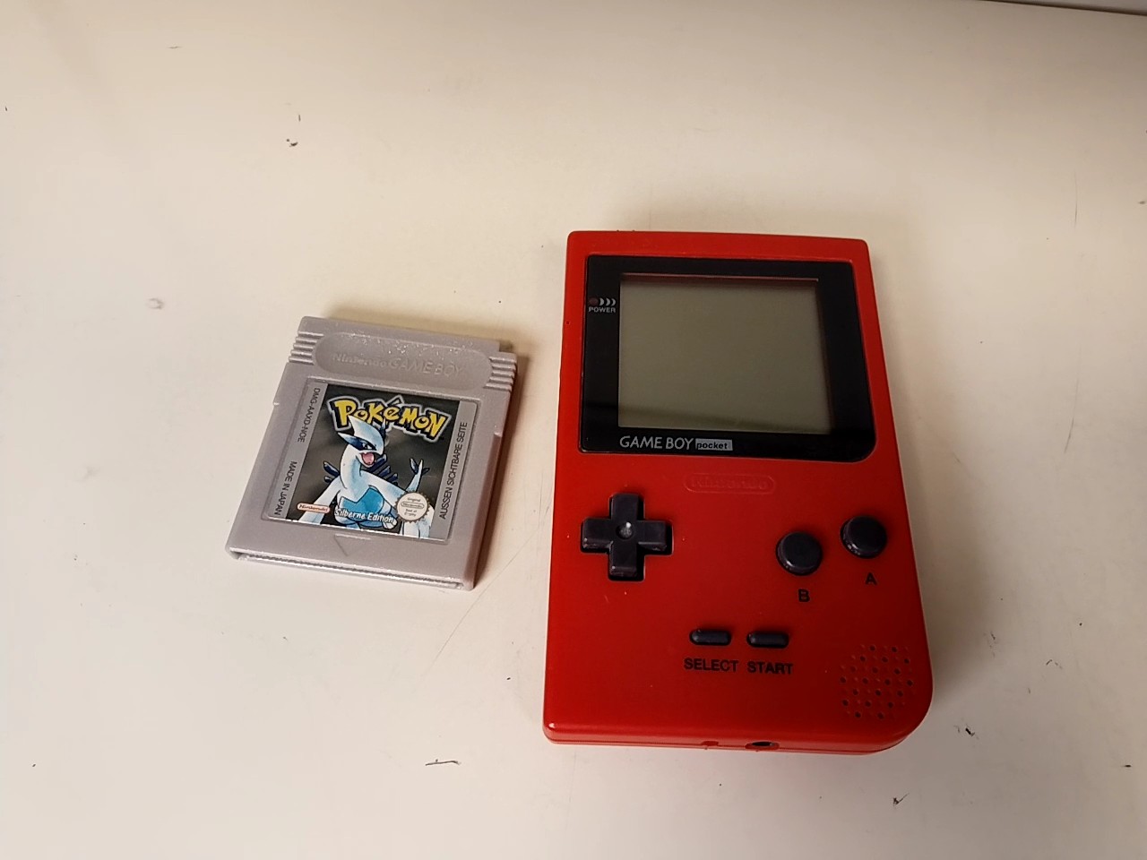 Nintendo Game Boy Pocket Rot MGB-001, Inklusive Spiel Pokémon Silberne Edition, Handheld-Konsole, Modell MGB-001, Farbe Rot. | Zustand: Gut | Farbe: rot