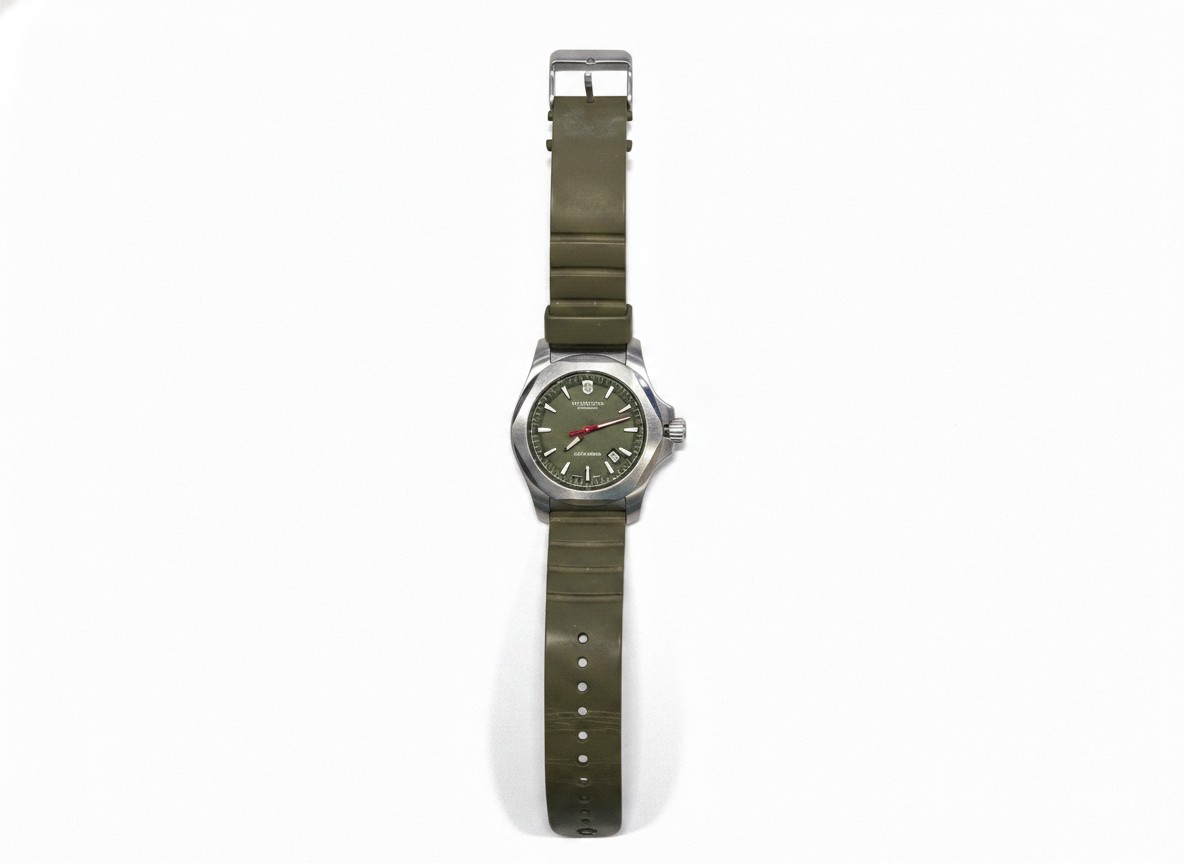 Victorinox Swiss Army I.N.O.X. Grün, Herrenuhr mit grünem Zifferblatt und Kautschukband, 200m wasserdicht, gebrauchter Zustand. | Zustand: Gut