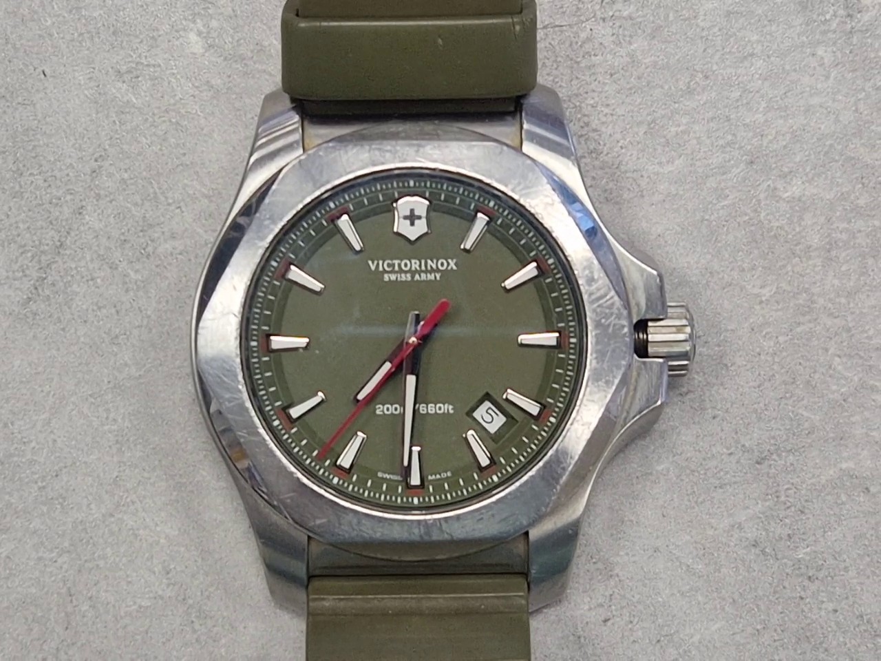 Victorinox Swiss Army I.N.O.X. Grün, Herrenuhr mit grünem Zifferblatt und Kautschukband, 200m wasserdicht, gebrauchter Zustand. | Zustand: Gut – Bild 2