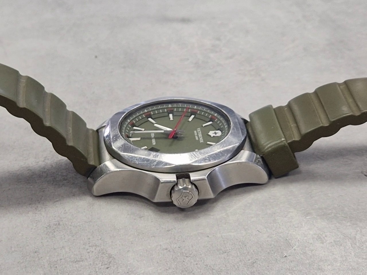Victorinox Swiss Army I.N.O.X. Grün, Herrenuhr mit grünem Zifferblatt und Kautschukband, 200m wasserdicht, gebrauchter Zustand. | Zustand: Gut – Bild 3