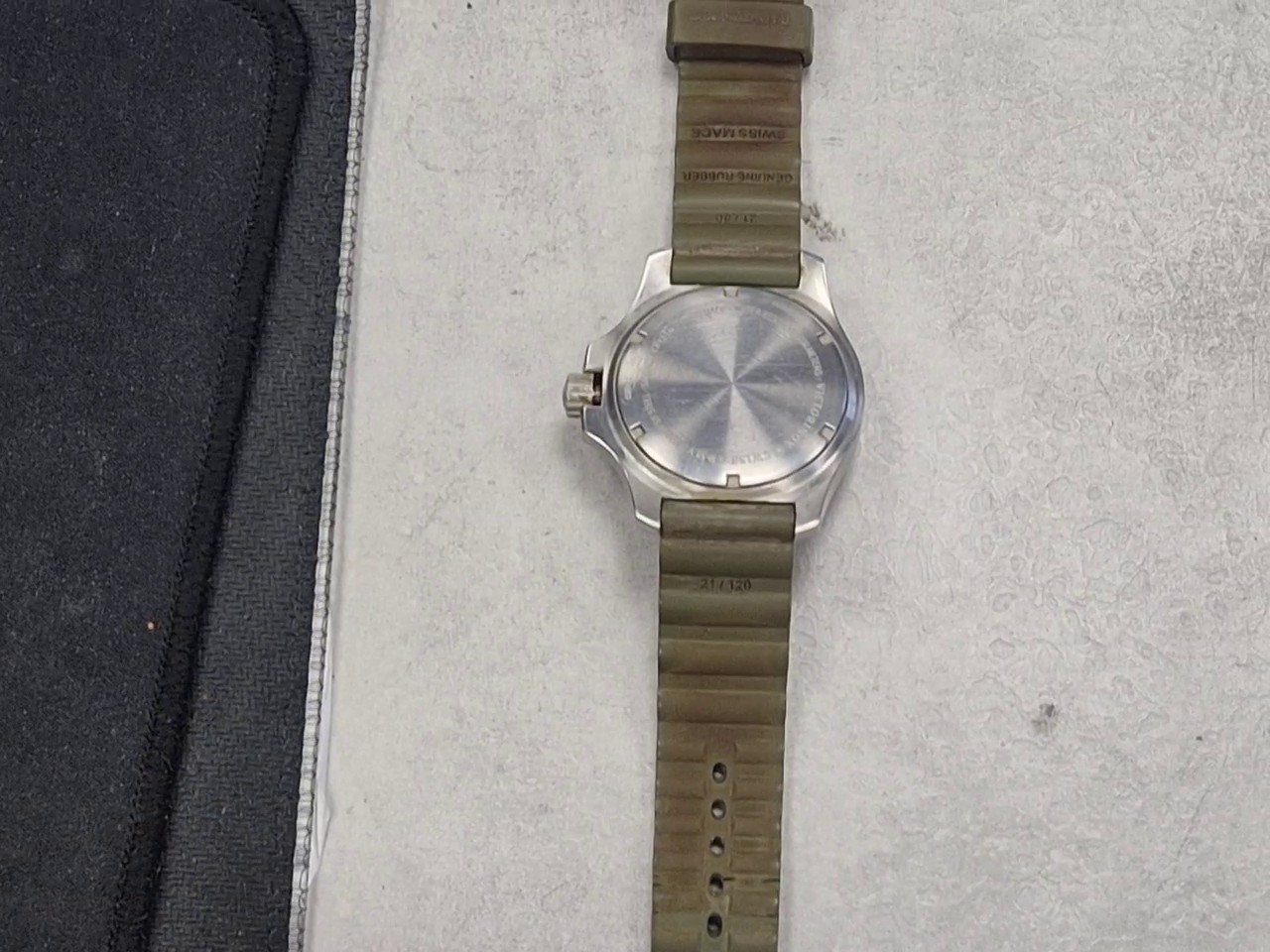 Victorinox Swiss Army I.N.O.X. Grün, Herrenuhr mit grünem Zifferblatt und Kautschukband, 200m wasserdicht, gebrauchter Zustand. | Zustand: Gut – Bild 4