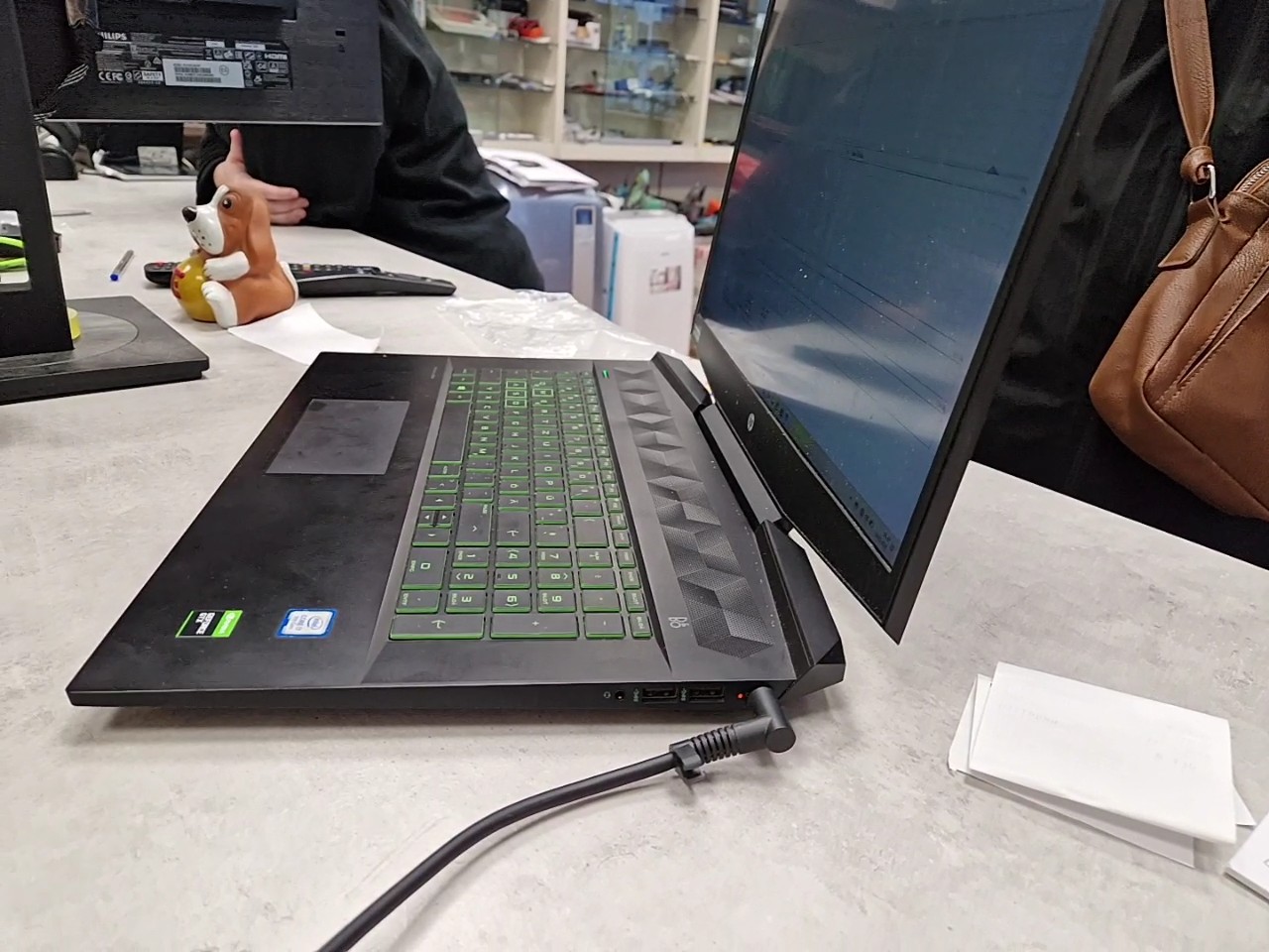 HP Pavilion Gaming 17-cd0xxx, i7-9750H, 16GB RAM, 512GB SSD, GTX 1660 Ti, 144Hz Display, Win 11, kleine Risse bei Tasten. | Zustand: Gebraucht – Bild 3