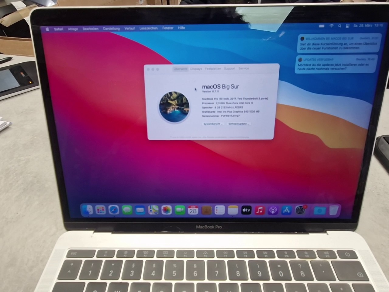 Apple MacBook Pro 13" 2017 Silber, 2.3 GHz i5, 8GB RAM, Iris Plus 640, 511 Ladezyklen, Gehäusekratzer, inkl. Ladekabel OVP | Zustand: Gebraucht – Bild 2