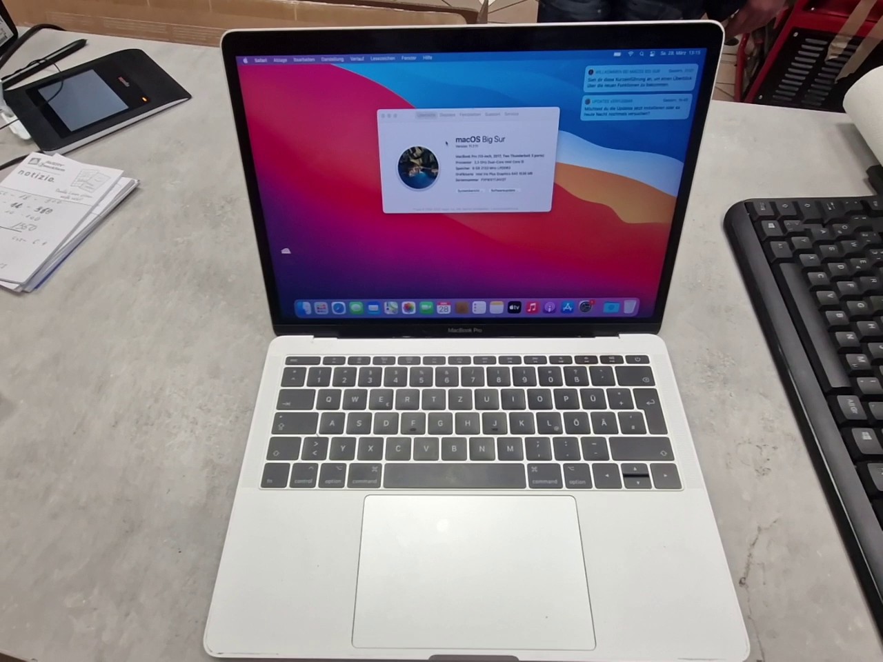 Apple MacBook Pro 13" 2017 Silber, 2.3 GHz i5, 8GB RAM, Iris Plus 640, 511 Ladezyklen, Gehäusekratzer, inkl. Ladekabel OVP | Zustand: Gebraucht – Bild 3