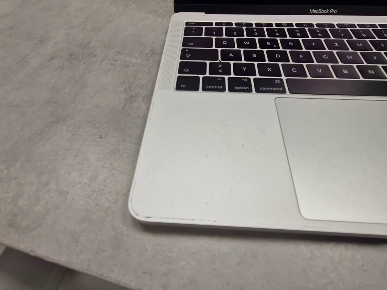Apple MacBook Pro 13" 2017 Silber, 2.3 GHz i5, 8GB RAM, Iris Plus 640, 511 Ladezyklen, Gehäusekratzer, inkl. Ladekabel OVP | Zustand: Gebraucht – Bild 4