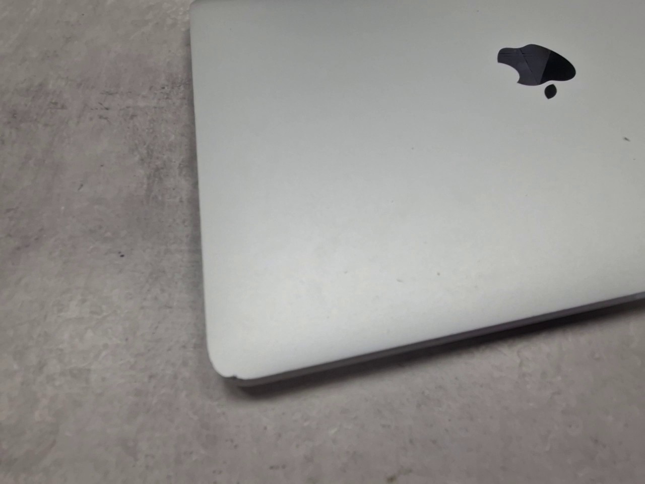 Apple MacBook Pro 13" 2017 Silber, 2.3 GHz i5, 8GB RAM, Iris Plus 640, 511 Ladezyklen, Gehäusekratzer, inkl. Ladekabel OVP | Zustand: Gebraucht – Bild 5