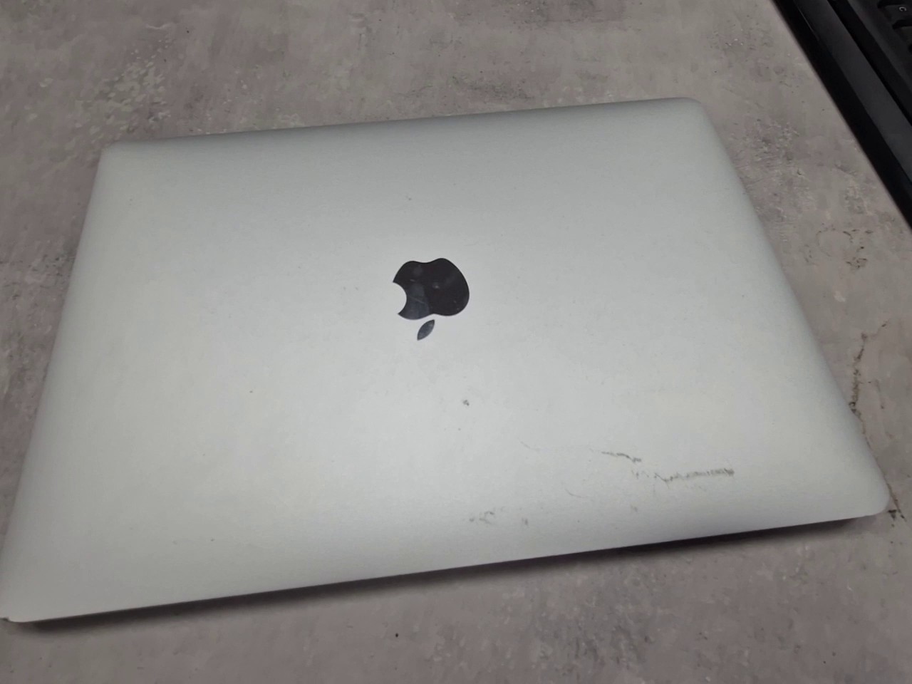 Apple MacBook Pro 13" 2017 Silber, 2.3 GHz i5, 8GB RAM, Iris Plus 640, 511 Ladezyklen, Gehäusekratzer, inkl. Ladekabel OVP | Zustand: Gebraucht – Bild 6