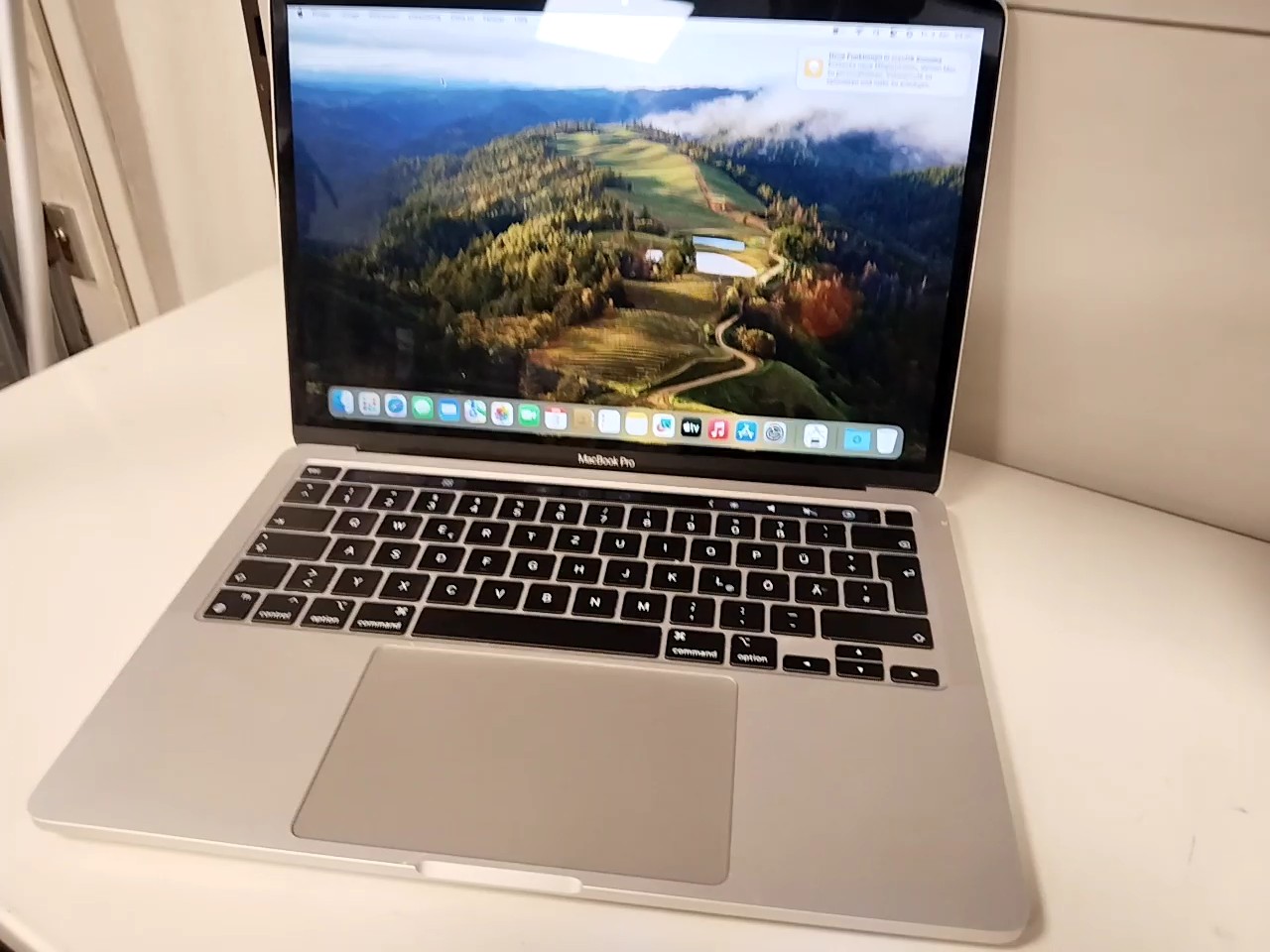 Apple MacBook Pro 13 M1 2020, 8GB RAM, 256GB SSD, 93 Ladezyklen, 100% Akkukapazität, inkl. Ladegerät und Originalverpackung | Zustand: Sehr Gut – Bild 2