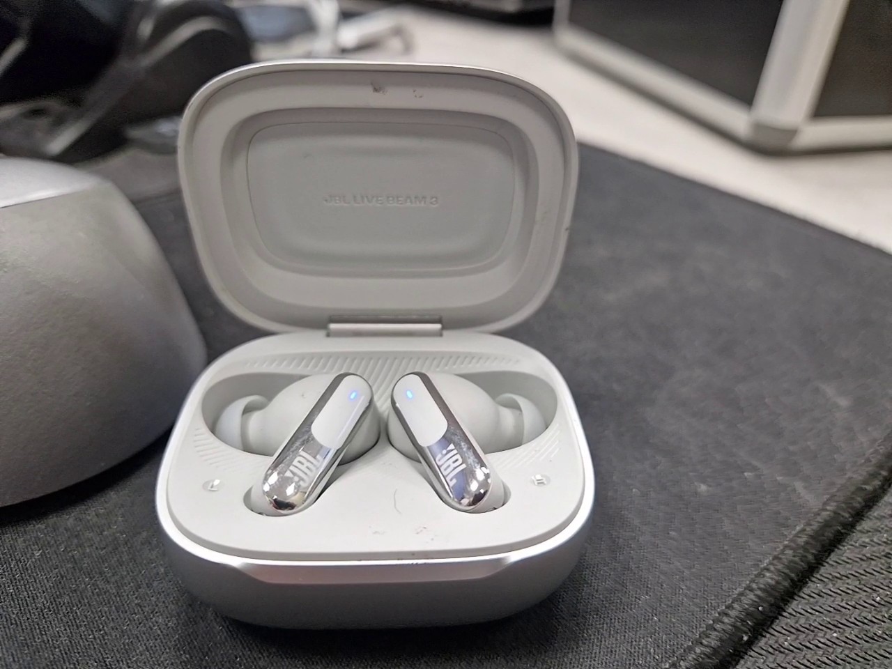 JBL Live Beam 3, 2024, Silber, True Wireless In-Ear Kopfhörer mit Smart Charging Case, Bluetooth 5.3, ANC, IP55, 48h Akkulaufzeit | Zustand: Gut