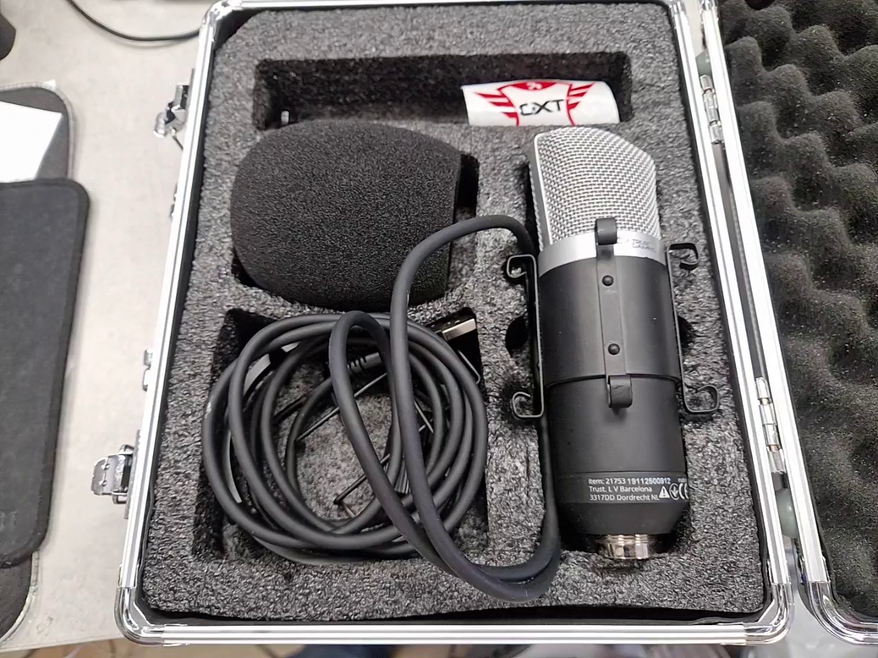 Trust Gaming GXT 252 Emita, Schwarz, USB-Studio-Mikrofon mit Nierencharakteristik, inkl. Flightcase, Popfilter und Zubehör. | Zustand: Sehr Gut – Bild 2