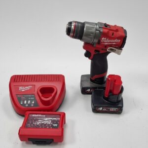 Milwaukee M12 FDD2 Akku-Bohrschrauber, 12V FUEL, 13mm Metall-Schnellspannbohrfutter, bürstenloser Motor, inkl. Akku, Ladegerät & Bit-Box | Zustand: Sehr Gut