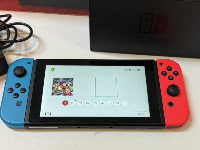 Nintendo Switch Neon-Blau/Rot, Konsole inkl. Dockingstation, Netzteil, Joy-Cons und Spiel Mario Kart 8 Deluxe. | Zustand: Sehr Gut | Farbe: schwarz – Bild 3