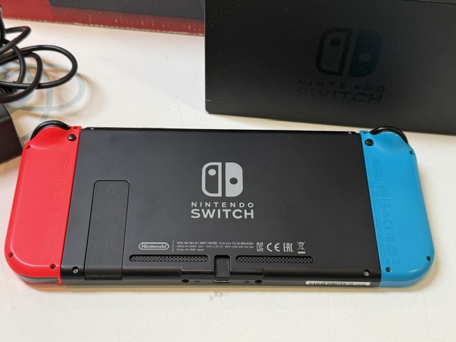 Nintendo Switch Neon-Blau/Rot, Konsole inkl. Dockingstation, Netzteil, Joy-Cons und Spiel Mario Kart 8 Deluxe. | Zustand: Sehr Gut | Farbe: schwarz – Bild 4