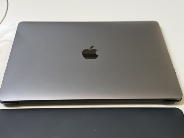 Apple MacBook Air M1 2020, 13,3 Zoll, 8GB RAM, 256GB SSD, 88% Batteriezustand, inkl. Ladegerät & Hülle, ohne OVP | Zustand: Sehr Gut – Bild 4