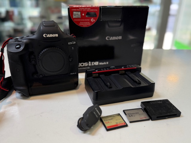 Canon EOS-1D X Mark II, Schwarz, Inkl. OVP, Ladegerät LC-E19, 90.000 Auslösungen, Anleitung, 2x SD-Karte, Wireless Transmitter WFT-E8B | Zustand: Sehr Gut – Bild 2