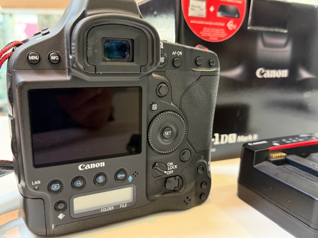 Canon EOS-1D X Mark II, Schwarz, Inkl. OVP, Ladegerät LC-E19, 90.000 Auslösungen, Anleitung, 2x SD-Karte, Wireless Transmitter WFT-E8B | Zustand: Sehr Gut – Bild 3