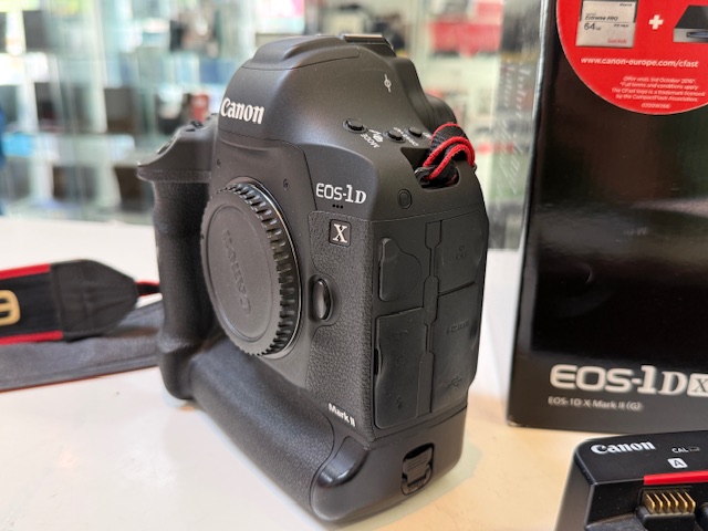 Canon EOS-1D X Mark II, Schwarz, Inkl. OVP, Ladegerät LC-E19, 90.000 Auslösungen, Anleitung, 2x SD-Karte, Wireless Transmitter WFT-E8B | Zustand: Sehr Gut – Bild 4