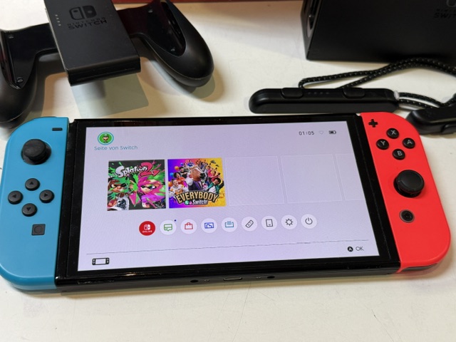Nintendo Switch OLED Neon-Rot/Neon-Blau, Inkl. Spiel Splatoon 2, Originalverpackung, Dockingstation, Netzteil und HDMI-Kabel. | Zustand: Sehr Gut | Farbe: schwarz – Bild 3
